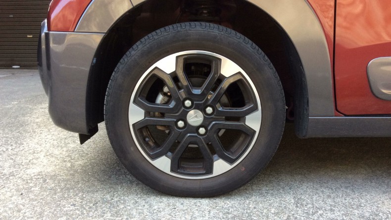 タイヤホイール前