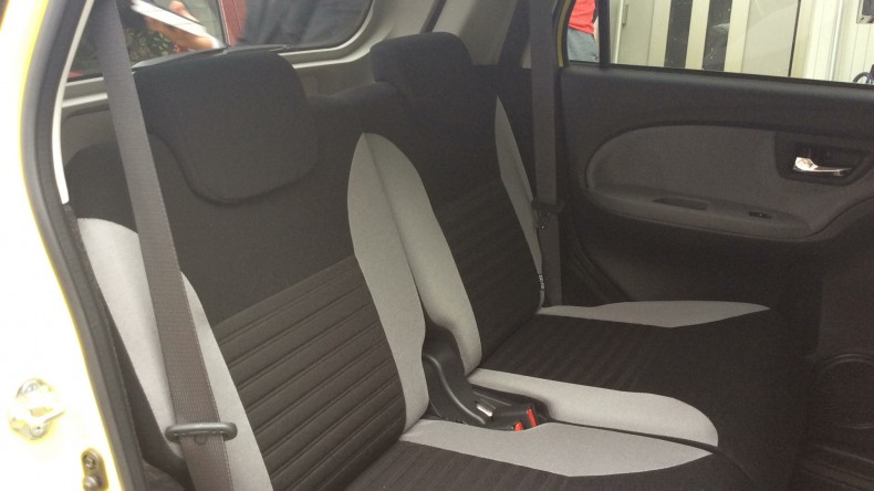 内装後方シート