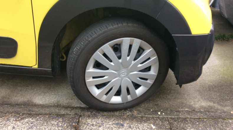 タイヤホイール前