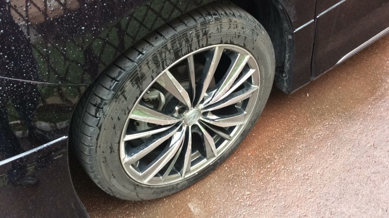 タイヤホイール前