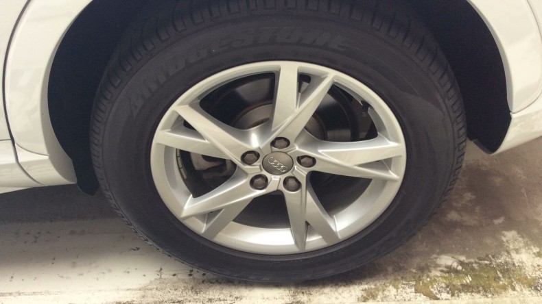 タイヤホイール前