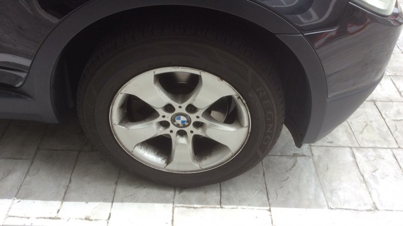 タイヤホイール前