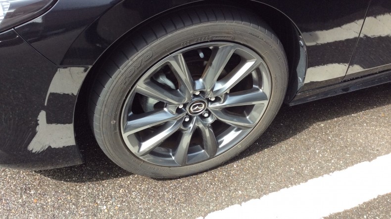 タイヤホイール前