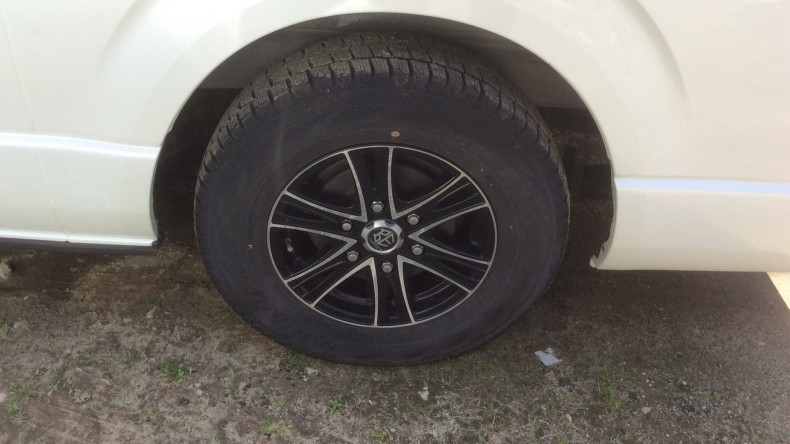 タイヤホイール前