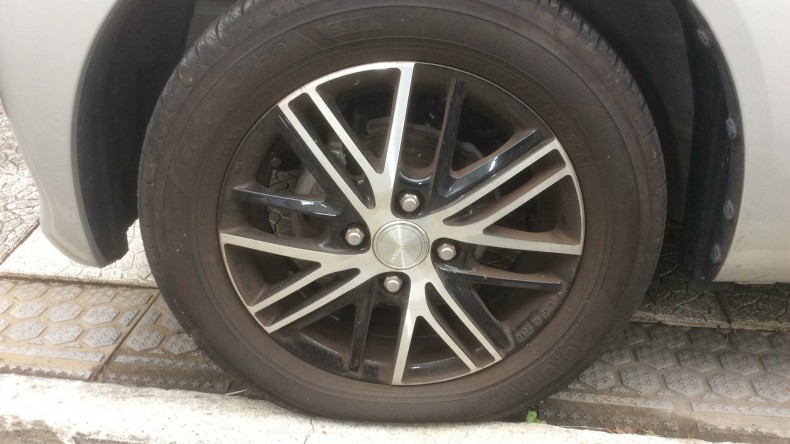 タイヤホイール前