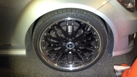 タイヤホイール前