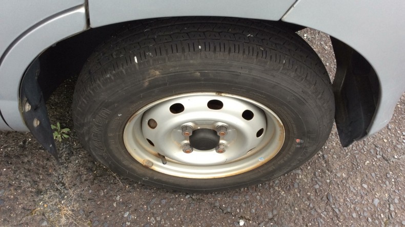 タイヤホイール前