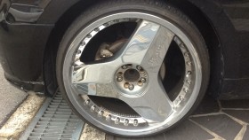 タイヤホイール前