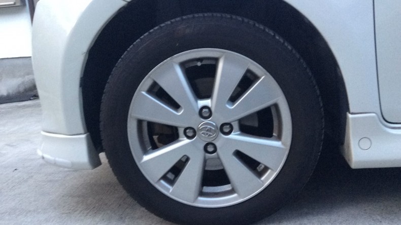 タイヤホイール前