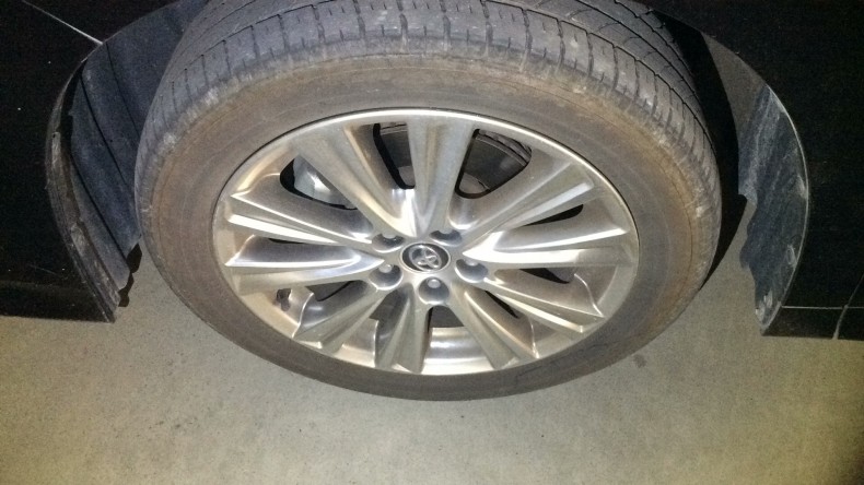 タイヤホイール前