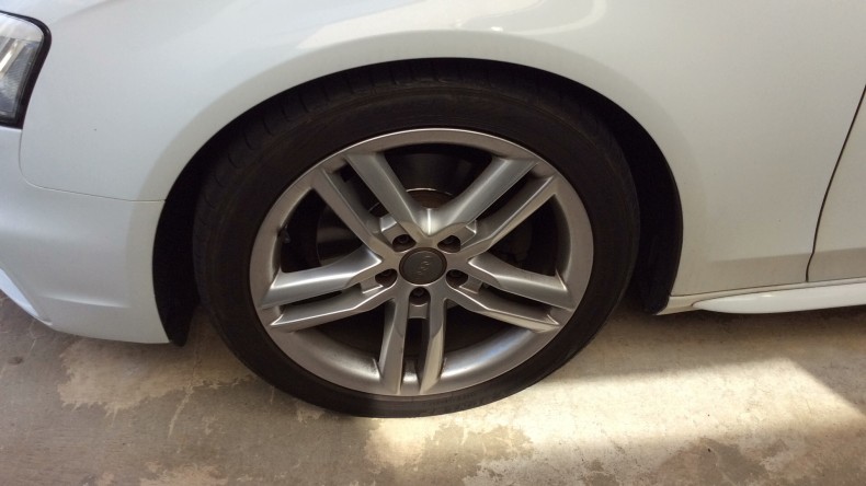 タイヤホイール前