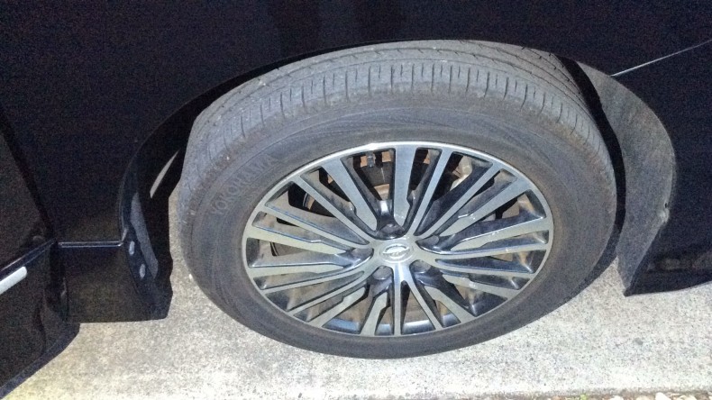 タイヤホイール前