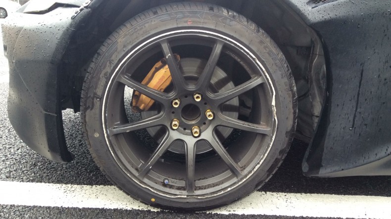 タイヤホイール前