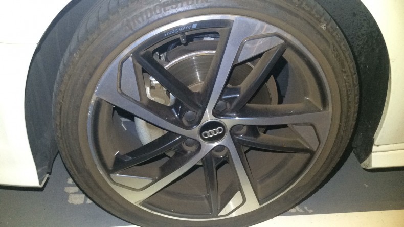 タイヤホイール前