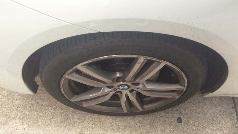 タイヤホイール前