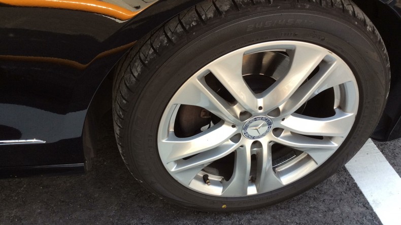 タイヤホイール前