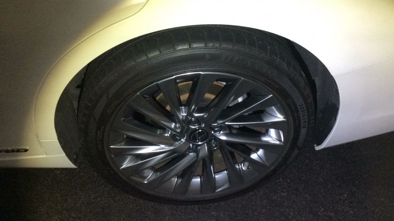 タイヤホイール前