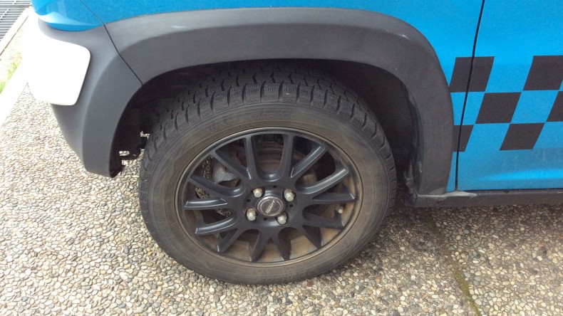 タイヤホイール前