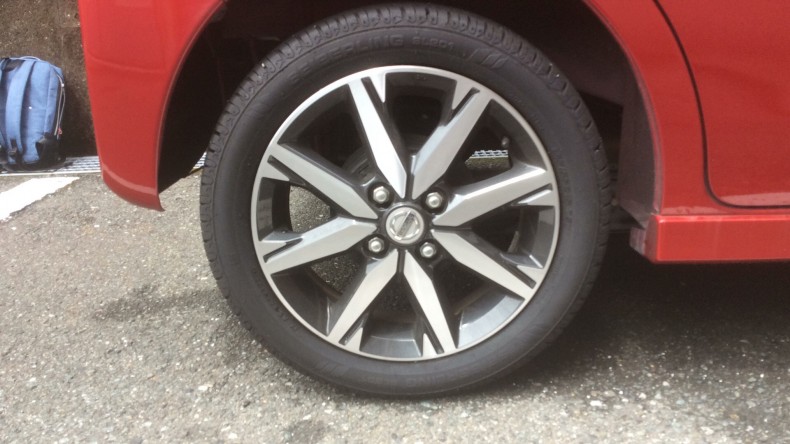 タイヤホイール前