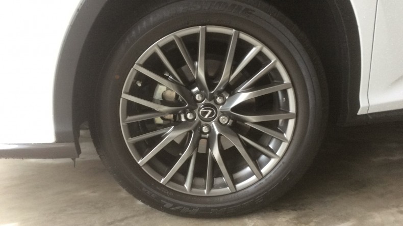 タイヤホイール前