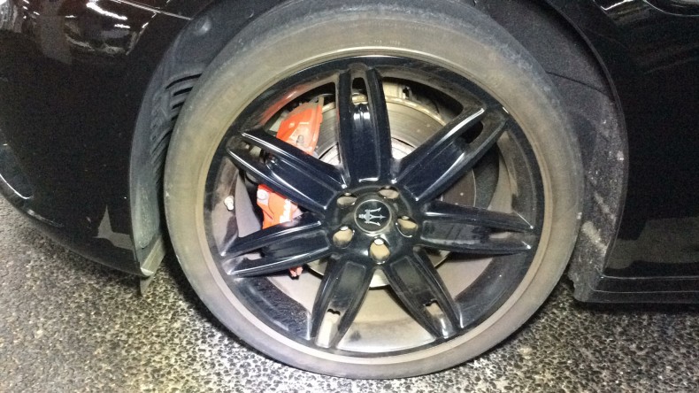 タイヤホイール前