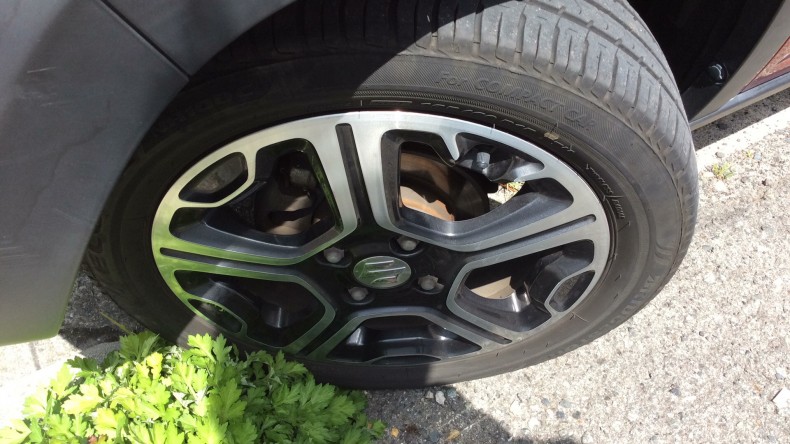 タイヤホイール前