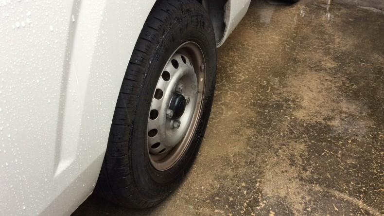 タイヤホイール前