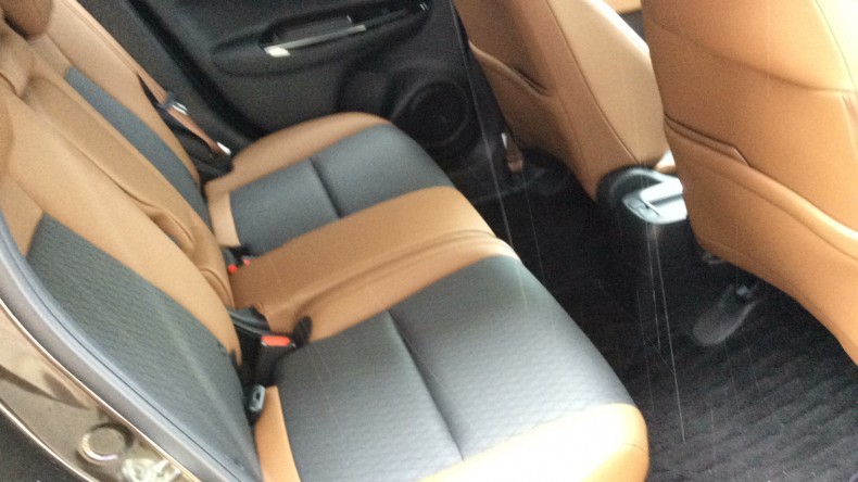 内装後方シート