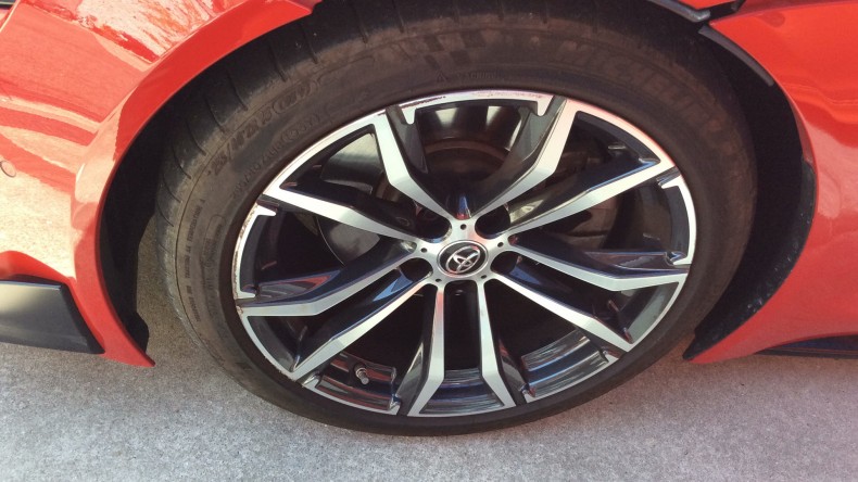 タイヤホイール前