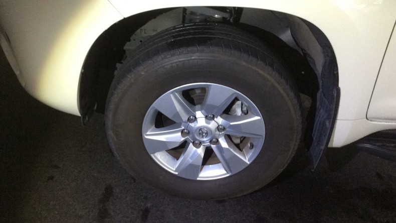 タイヤホイール前