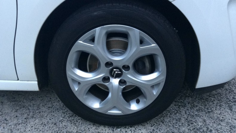 タイヤホイール前