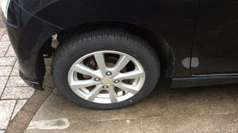 タイヤホイール前