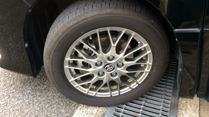 タイヤホイール前