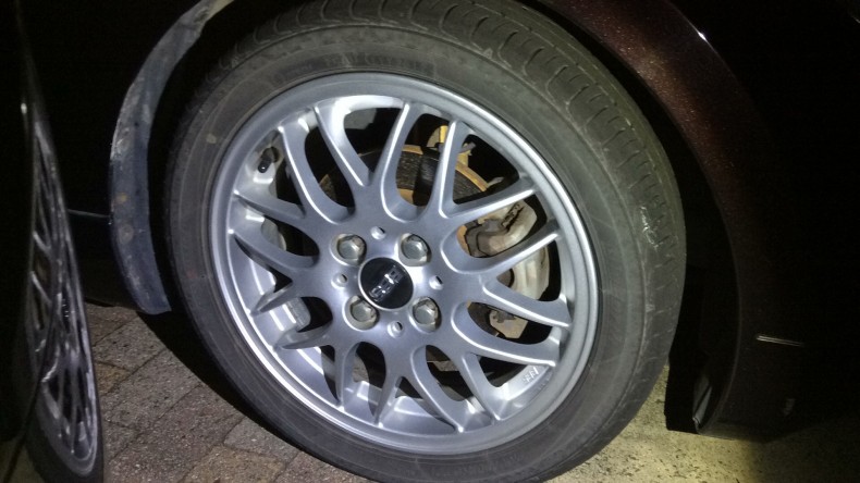 タイヤホイール前