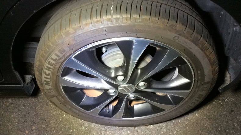 タイヤホイール前