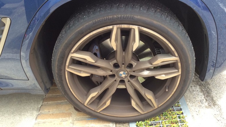 タイヤホイール前