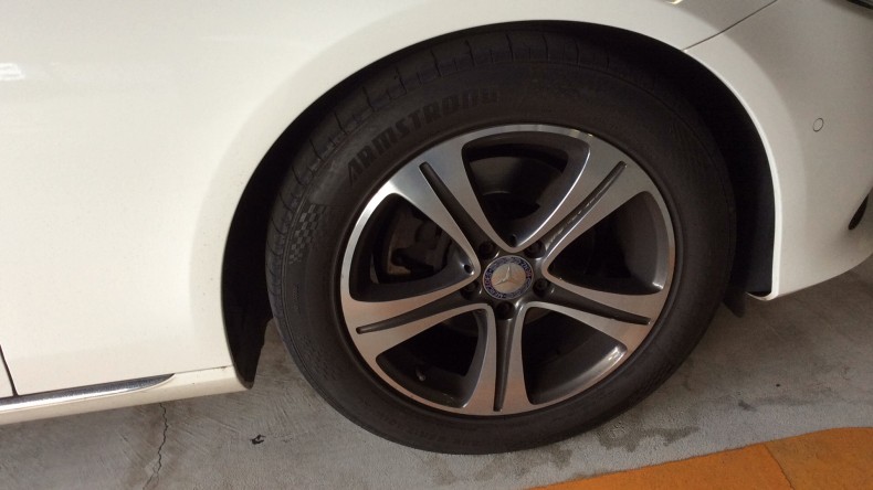 タイヤホイール前