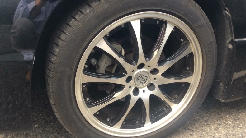 タイヤホイール前