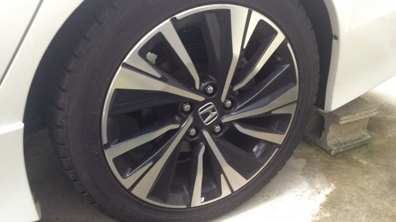 タイヤホイール前