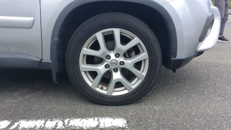 タイヤホイール前