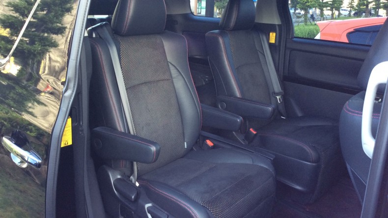 内装後方シート