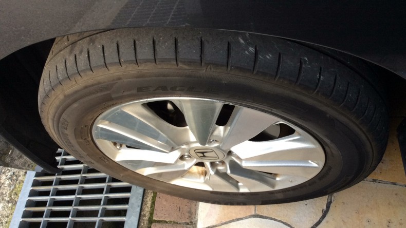 タイヤホイール前