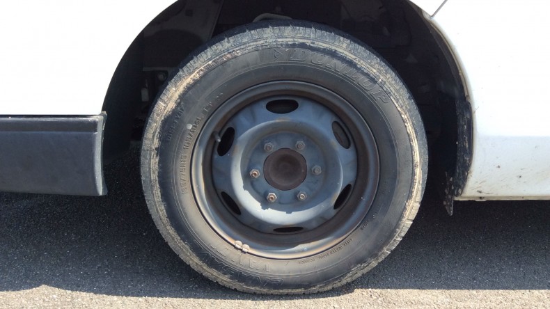 タイヤホイール前