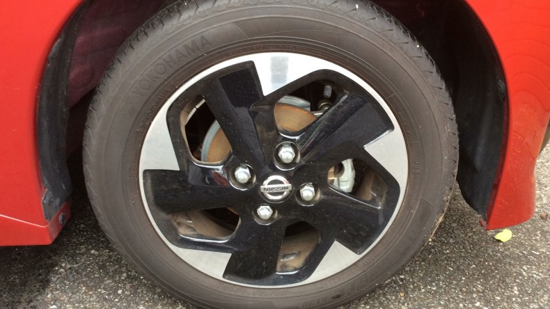 タイヤホイール前