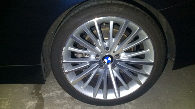 タイヤホイール前