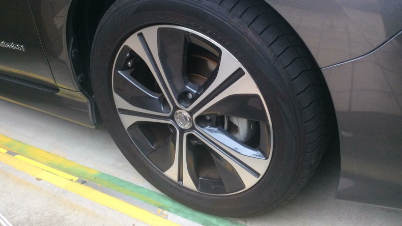 タイヤホイール前