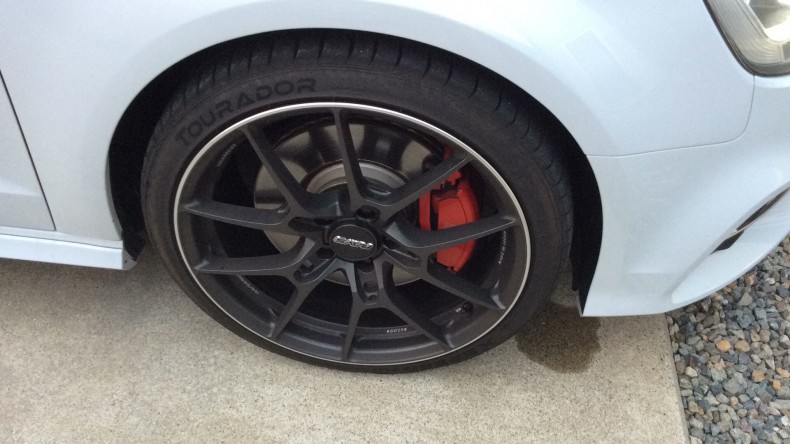 タイヤホイール前