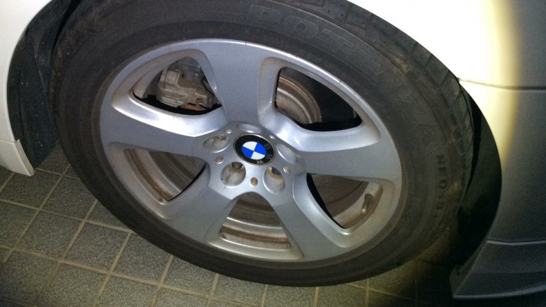 タイヤホイール前