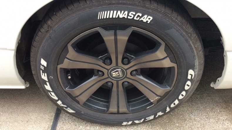 タイヤホイール前