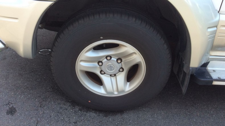 タイヤホイール前